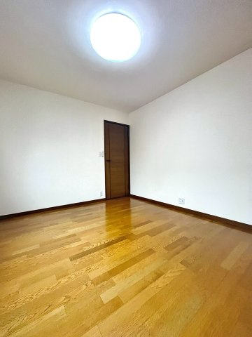 平岡5条4丁目の洋室