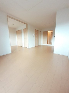 【居間・リビング】 | オーブ・ソレイユ | こちらのリビングで趣味の時間をお楽しみください