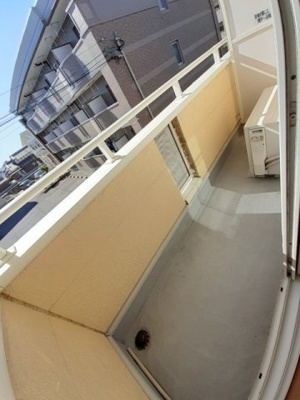 【バルコニー】 | アドックヒルズ・モエＢ | バルコニーからの眺めを楽しみながら食事をしませんか