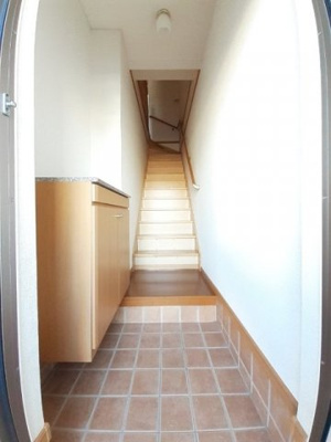 【玄関】 | アドックヒルズ・モエＢ | 収納もある玄関です