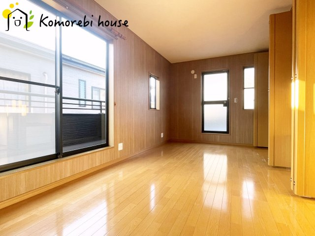 上尾市井戸木４丁目　中古一戸建ての寝室|開放的な寝室です