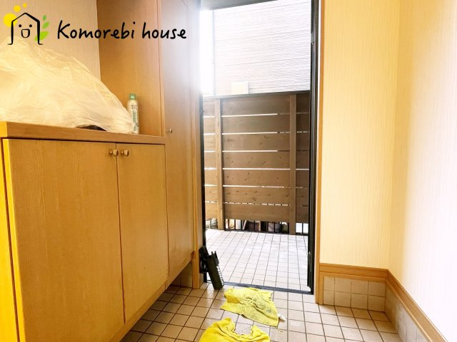 上尾市井戸木４丁目　中古一戸建ての玄関|収納もある玄関です