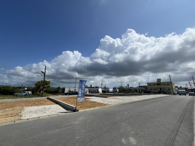 中頭郡読谷村字喜名の新築一戸建の前面道路含む現地写真|2025/10/10　現地写真