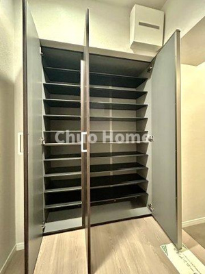 【玄関】 | 綾瀬ファイナンス | 【玄関】玄関には大型のシューズクローゼットを設置しておりますのでいつでもスッキリりとした空間を保てます。玄関周りを清潔に使うのはとても大事なことですよね。