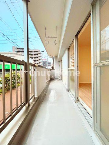 綾瀬ファイナンスのバルコニー|【バルコニー】幅もあって、奥行きもあるゆとりのバルコニー。洗濯物を干したり乾かしたりだけでなく、ただ出てみるだけでも気持ちいいですよ。