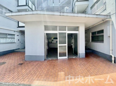 【エントランス】 | 綾瀬ファイナンス | 【エントランス】マンションのエントランスは、その物件の印象を決める、顔とも言える場所です。毎日通る場所ですからきれいなのが一番です。