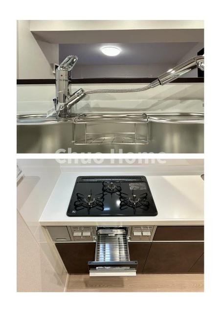 綾瀬ファイナンスのキッチン|【キッチン水栓】キッチン水栓はシャワーヘッドが伸びますのでシンクの隅々まで届きます。【三ツ口コンロ】奥様に好評な三ツ口コンロと魚焼きグリルです。