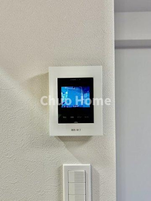 【セキュリティ】 | 綾瀬ファイナンス | 【モニターホン】誰が来たかすぐにわかるカラーモニター付きインターホン。通話ボタンを押すまでは室内の音は漏れていませんので相手を確かめてから応対できます。