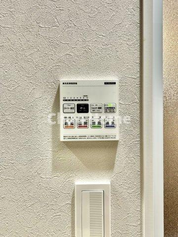 綾瀬ファイナンスの冷暖房・空調設備|【浴室乾燥機】暖房・冷風・換気・乾燥が可能です。毎日を快適に過ごせるうれしい機能が揃っています。雨の日の洗濯物も安心です。