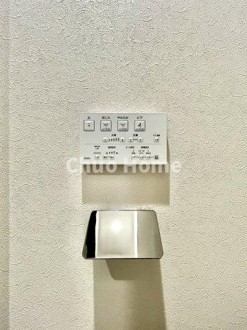 綾瀬ファイナンスの内装|【ウォシュレット】清潔に使いたいお手洗いには最適な設備です。もちろんウォームレットも標準装備です。