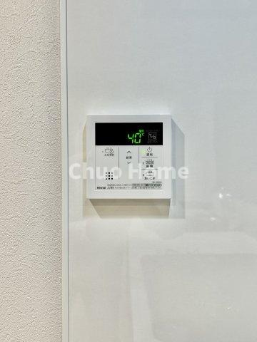 綾瀬ファイナンスの発電・温水設備|【給湯リモコン】外での一日を忘れさせてくれるオートバス機能でお好みの湯量・温度に調整された浴槽。