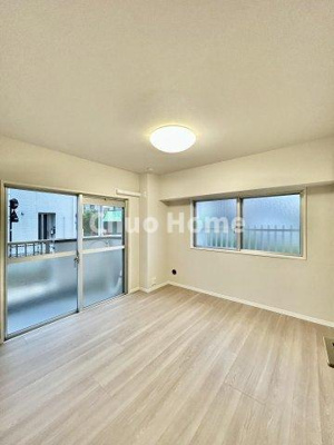 【寝室】 | 綾瀬ファイナンス | 【寝室】心と体をゆったりと安らげる主寝室。寝室のゆとりが大きい分だけ、暮らしの安らぎは深まります。一日の疲れを癒すだけでなく、ご夫婦の親密な語らいを紡ぎ出します