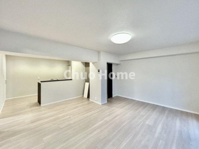 【キッチン】 | 綾瀬ファイナンス | 視界に広がりを生むオープンなキッチン。料理や片付けをしながら、家族との会話を楽しんだり、リビングで遊ぶ子どもを見守れます。ご見学時には家具の配置などもイメージしながらぜひご覧になって見て下さい。