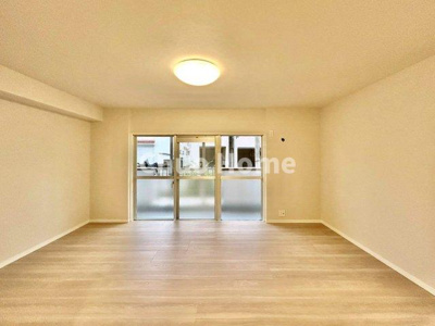 【居間・リビング】 | 綾瀬ファイナンス | 【リビングダイニング】一日の中で多くの時間を過すことになるリビングダイニングだからこそ、いつも穏やかな空間であることが必然。爽やかな通風と採光を存分に感じる事が出来る空間です。