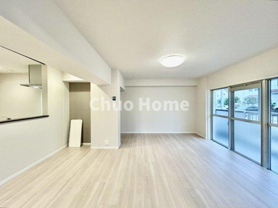 【ダイニング】 | 綾瀬ファイナンス | 【ダイニング】忙しい朝でも、しっかり家族が揃って食事をして頂けるゆとりある大きさのダイニングスペース。奥様が作る手料理をカウンター越しに受けとって頂き、テーブルで囲む素敵な時間を存分に愉しんで下さい。