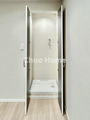 【ランドリースペース】 | 綾瀬ファイナンス | 【ランドリースペース】担当者がスケールを持ち歩いておりますので、ご見学時には現在お使いの洗濯機などがきちんと収まるかなどもチェックして下さい。見学前に測っておくと非常に便利だと思います。