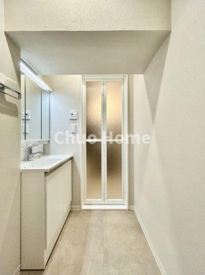 【脱衣所】 | 綾瀬ファイナンス | 【洗面所】明るい洗面所は朝をすっきりさせてくれる空間です。バタバタしている忙しい朝でも収納が多い洗面台では短い時間で効率良く支度ができます。