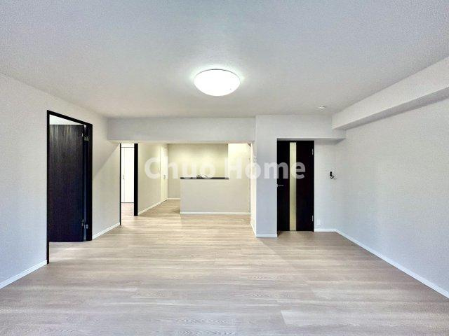 綾瀬ファイナンスの居間・リビング|【居間・リビング】「ＬＤＫは家族団らんをデザイン」広いＬＤＫでは家族が集まり一緒の時間を過ごせる工夫がされております。何気ない一日の当たり前のひとコマがいつか一生の宝物になります