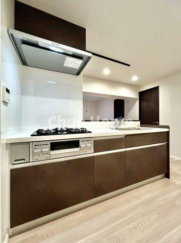 綾瀬ファイナンスのキッチン|ワイドで収納豊富なシステムキッチン