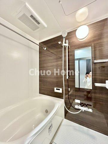 綾瀬ファイナンスの浴室|【バスルーム】暖房換気乾燥機付きシステムバスルーム。暖房・冷風・換気・乾燥など、毎日を快適に過ごせるうれしい機能が揃っています。雨の日の洗濯物も安心です。