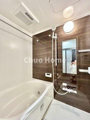 【浴室】 | 綾瀬ファイナンス | 【バスルーム】暖房換気乾燥機付きシステムバスルーム。暖房・冷風・換気・乾燥など、毎日を快適に過ごせるうれしい機能が揃っています。雨の日の洗濯物も安心です。