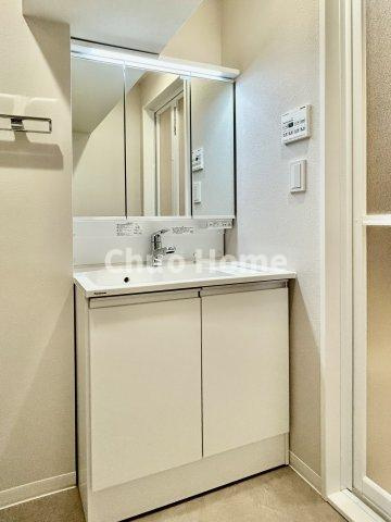 綾瀬ファイナンスの独立洗面台|【洗面化粧台】洗面化粧台には三面鏡を採用。身だしなみを整えやすい事はもちろんですが、鏡の後ろに収納スペースを設ける事により、散らかりやすい洗面スペースをすっきりさせる事が出来るのも嬉しいですね