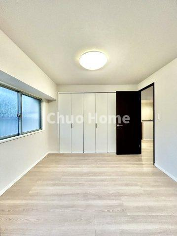 綾瀬ファイナンスの洋室|【洋室】快適に過ごす条件は、一人ひとり違います。だからこそ飾り過ぎないシンプルな内装と偏り過ぎないデザインで統一しております。居住していく中でオーナー様だけの【マイホーム】に創り上げて下さい