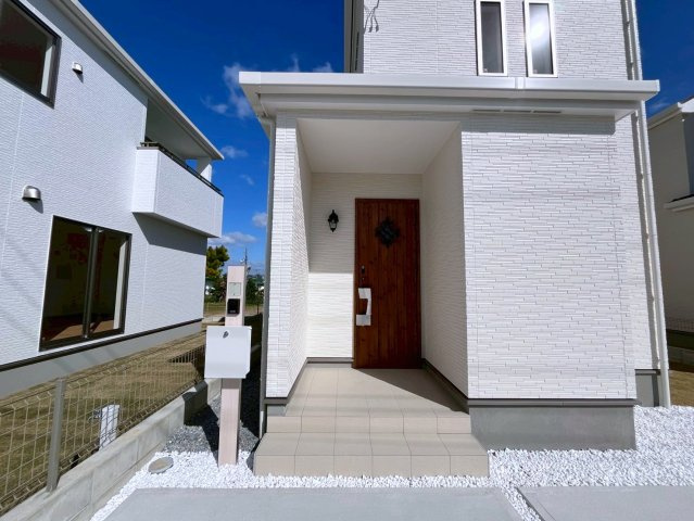 中頭郡読谷村字喜名の新築一戸建のエントランス