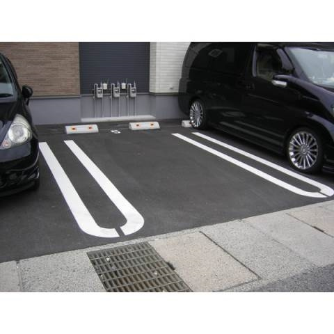 アルバーダの駐車場