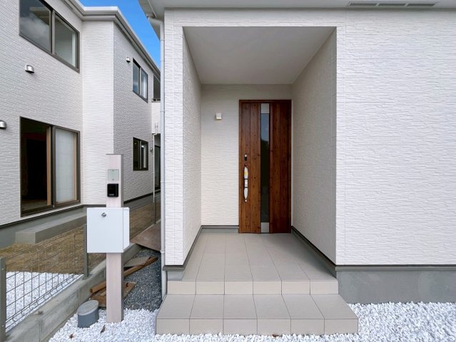 中頭郡読谷村字喜名の新築一戸建の玄関