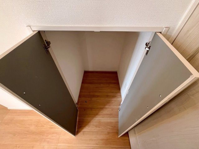 中頭郡読谷村字喜名の新築一戸建の収納|1階廊下収納