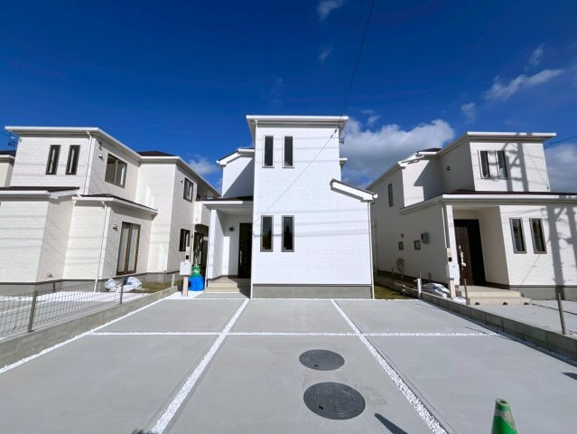 中頭郡読谷村字喜名の新築一戸建の駐車場|駐車並列3台可能