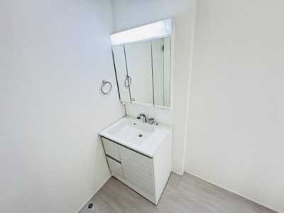 【独立洗面台】 | 松戸市中和倉新築戸建（中和倉10期） | シャワーヘッド付き三面鏡洗面化粧台