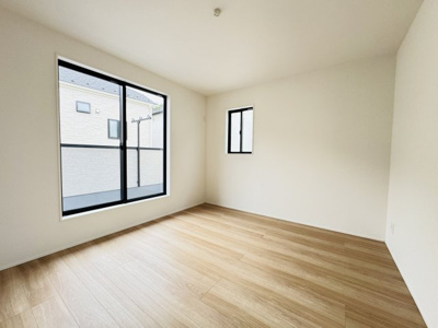 【寝室】 | 松戸市中和倉新築戸建（中和倉10期） | 7帖寝室・南側バルコニー前の明るいお部屋です♪