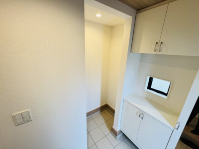 【玄関】 | 松戸市中和倉新築戸建（中和倉10期） | 玄関ホール横・シューズインクローク