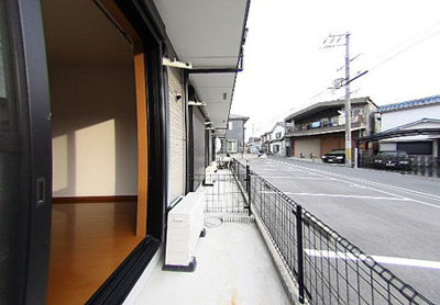 【バルコニー】 | クローリスメゾン1番館 | 暖かな日差しのふりそそぐバルコニー