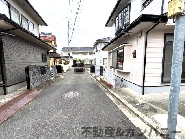 桜ヶ丘の中古のおうち　松山市桜ヶ丘中古戸建の前面道路含む現地写真|前面道路含む現地写真です