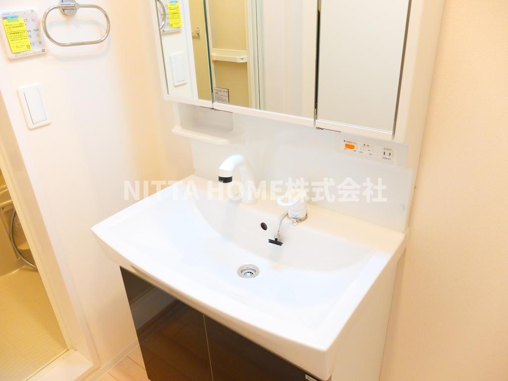 Ｃａｓａ美輪Ⅱの独立洗面台|三面鏡のシャワー付き洗面台が付いています◇