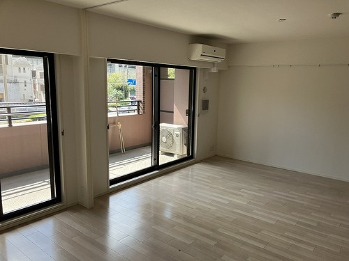 横濱山手テラス　弐番館の居間・リビング|こちらの居間で趣味の時間をお楽しみください