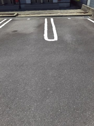 アムール・ＧＡＫＵ　Ａの駐車場