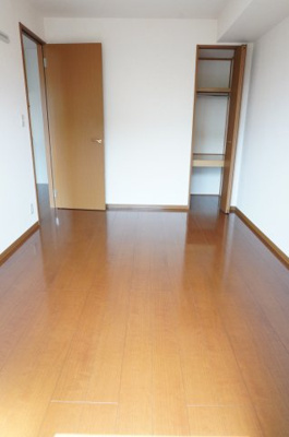 【洋室】 | エトワールK | キッチン横　6帖　収納