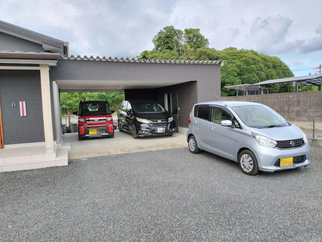 都城市五十町の中古一戸建の駐車場