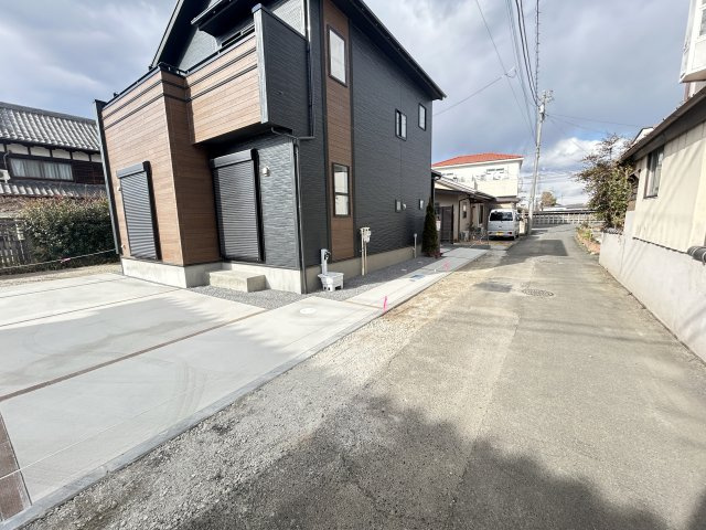 新築　高崎市倉賀野町2期　Blooming　Garden　１号棟の前面道路含む現地写真|現地写真　南側接道幅員約3ｍ　西側接道幅員約3.6ｍ　東側接道幅員約3.3ｍ