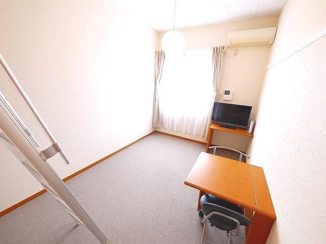 レオパレスグリューナーの洋室|落ち着いた色調の洋室です