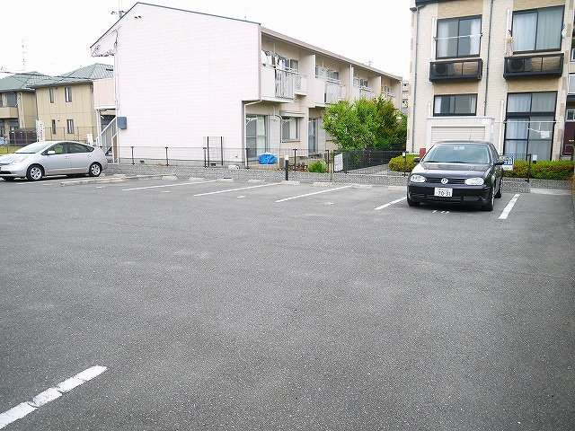 レオパレスグリューナーの駐車場|駐車スペースもあります