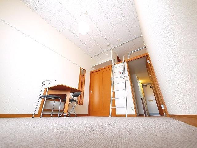 レオパレスグリューナーの居間・リビング|使いやすい居間です