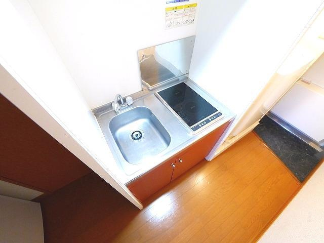 レオパレスグリューナーのキッチン|コンパクトなキッチンで掃除もラクラク