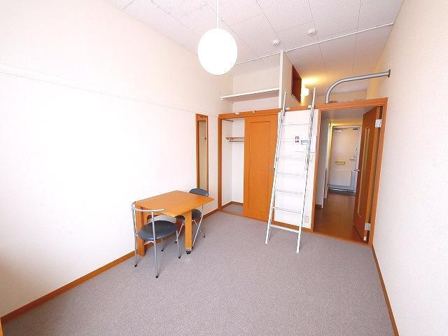 レオパレスグリューナーの寝室|落ち着いた色調の寝室です