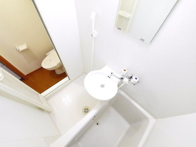 レオパレスグリューナーの浴室|落ち着いた空間のお風呂です