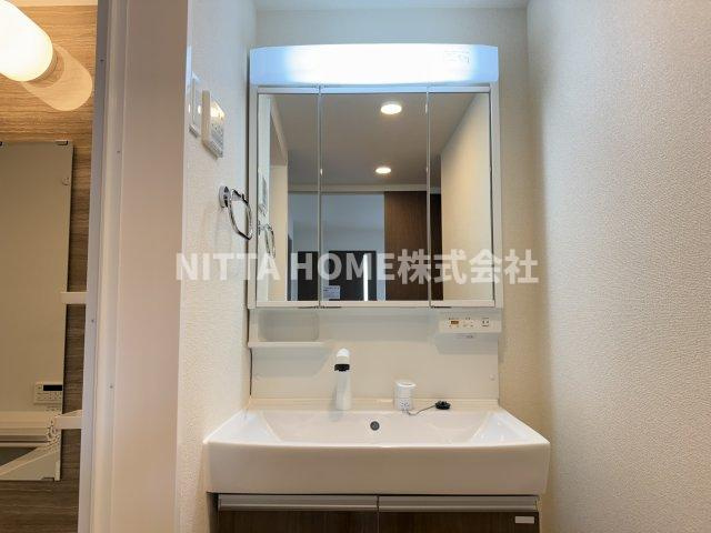 Ｌａ・Ｎｏｒｄ．の洗面所|三面鏡付き洗面台もありますよ◎